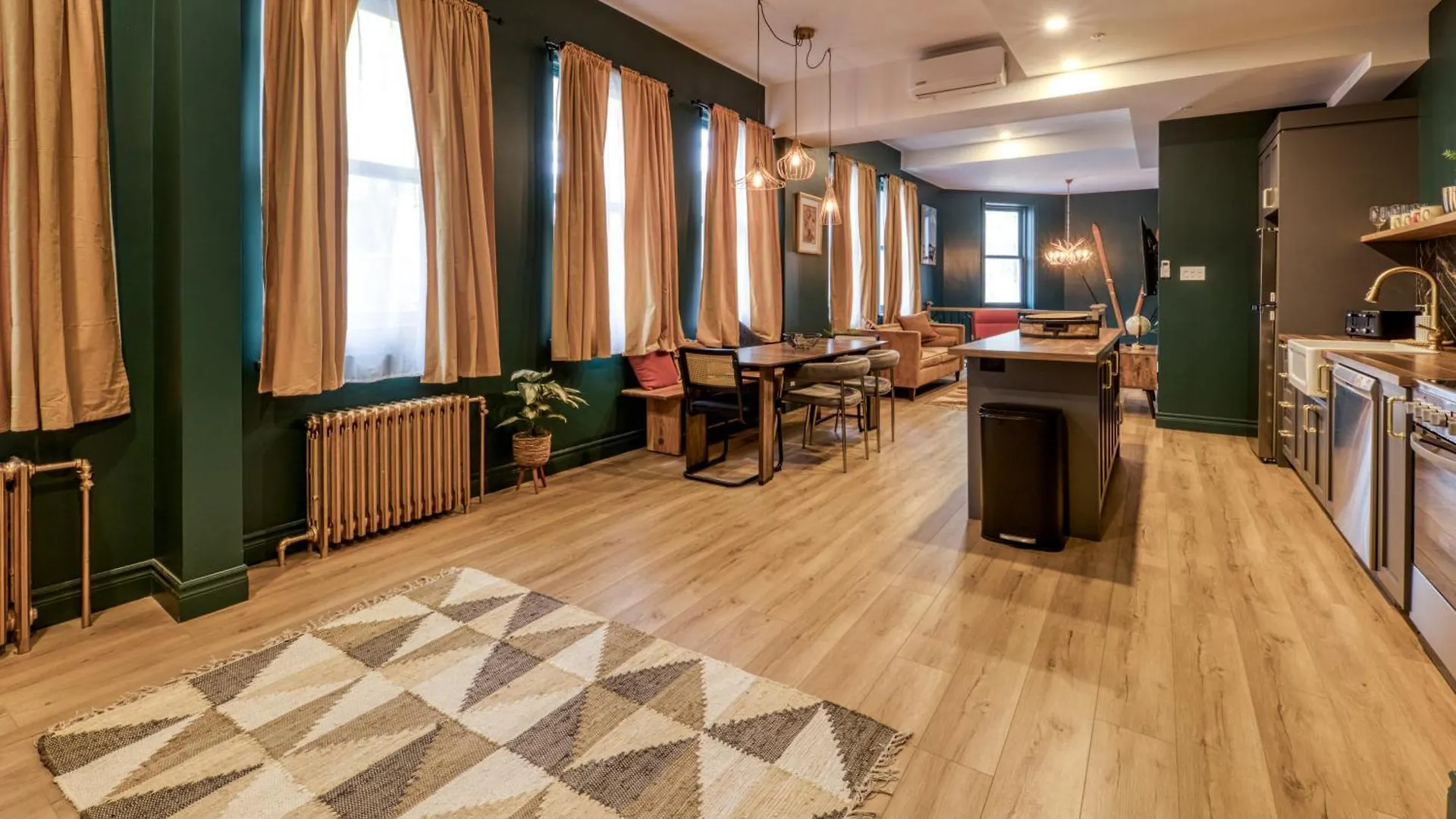 North House - Majestic 3-Bedroom Designer Apartment Quebec City Canada